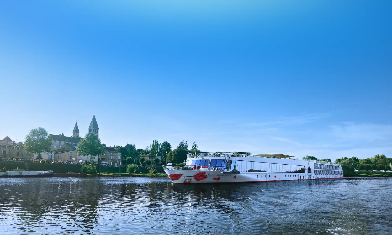 Flusskreuzfahrtschiff A-ROSA vor historischen Gebäuden Flusskreuzfahrtschiff A-ROSA vor historischen Gebäuden