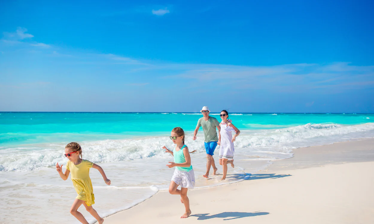 Familie joggt am Strand Familie joggt am Strand