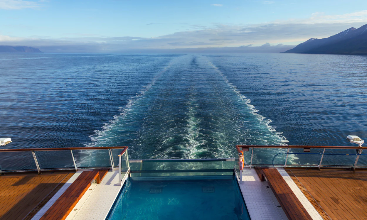 Kreuzfahrtschiff, Blick über Poolrand auf Fahrrinne Kreuzfahrtschiff, Blick über Poolrand auf Fahrrinne
