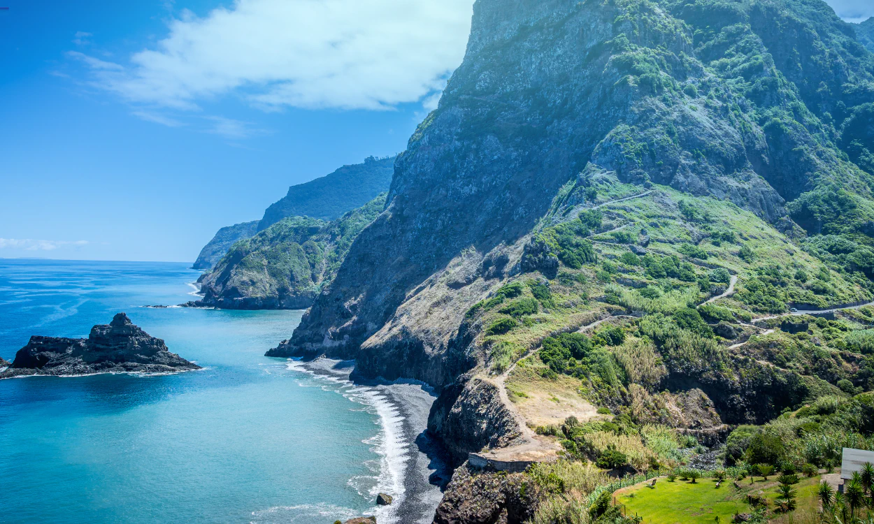 Küste von Madeira mit Serpentinenweg Küste von Madeira mit Serpentinenweg